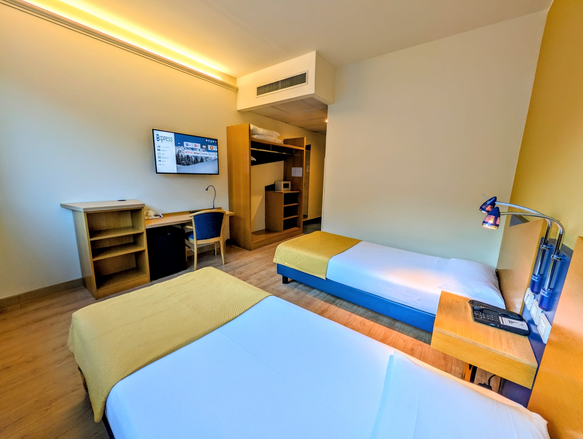 Camera d'hotel accogliente e luminosa