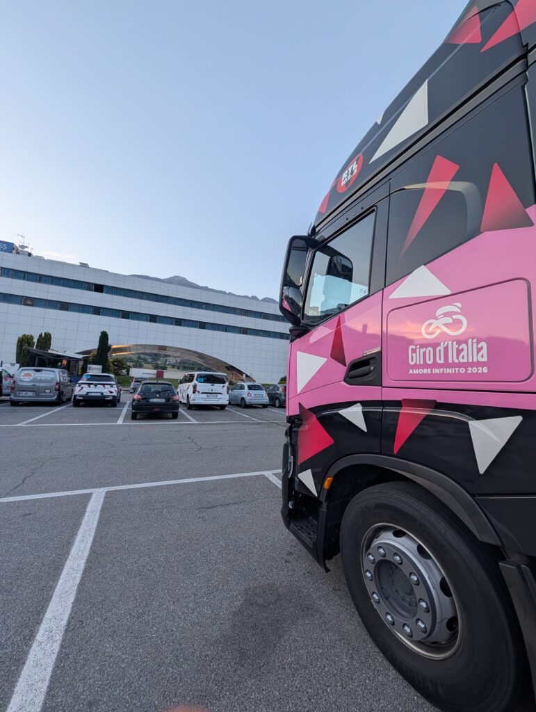 Il Giro d’Italia 2026 ha riportato la Valle d’Aosta al centro della scena sportiva nazionale con una tappa capace di unire agonismo, paesaggio e identità alpina.